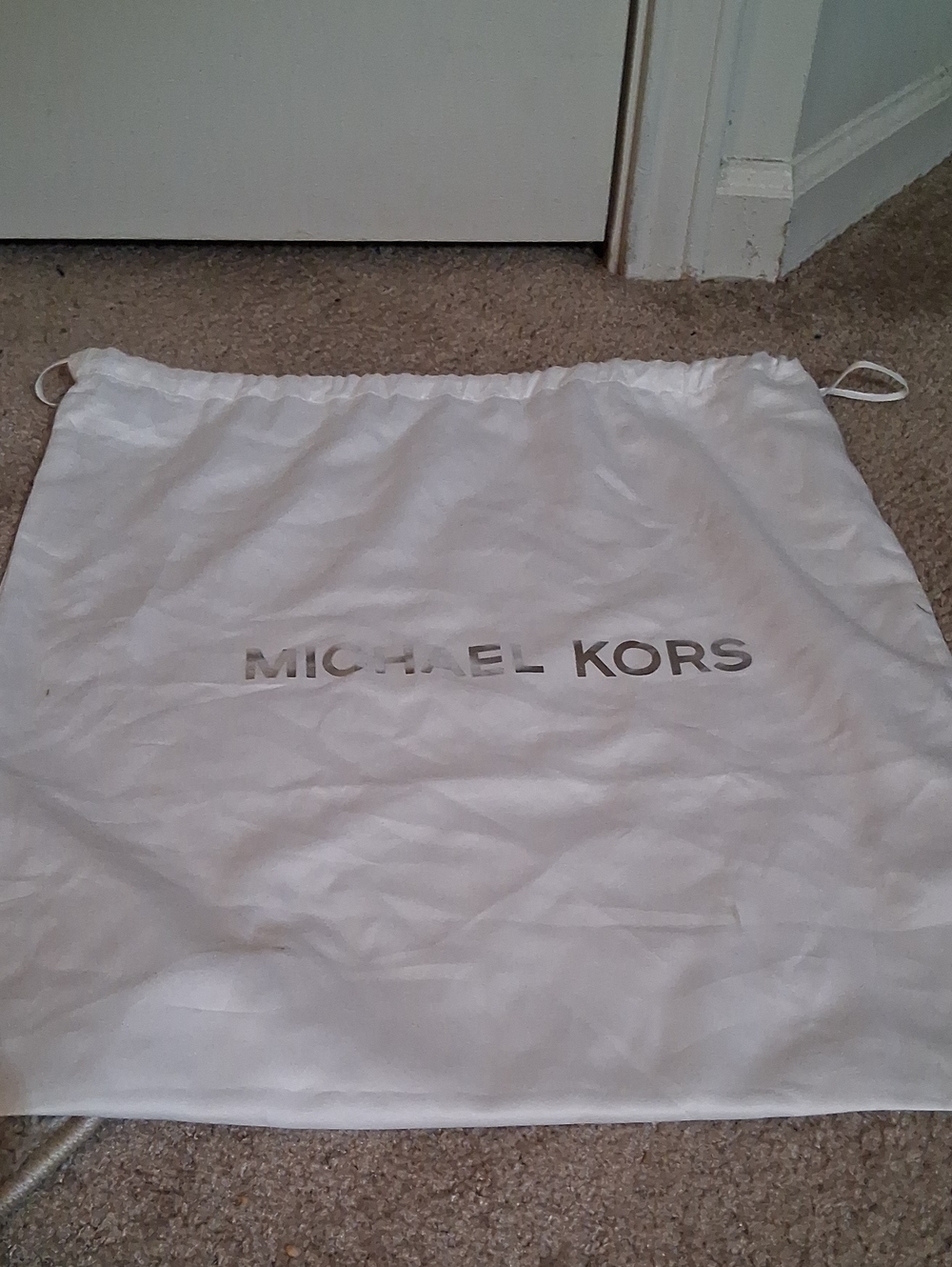 Michael Kors White Leather Shoulder Bag with Blue Wallet and Gold Hardware. - Picture 3 of 9